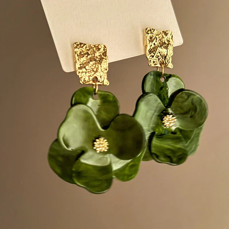 Pendientes florales verdes vintage con detalle de metal texturizado