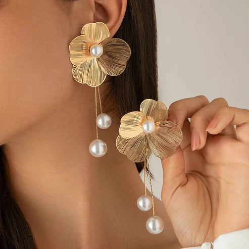 Pendientes de flores elegantes con perlas brillantes