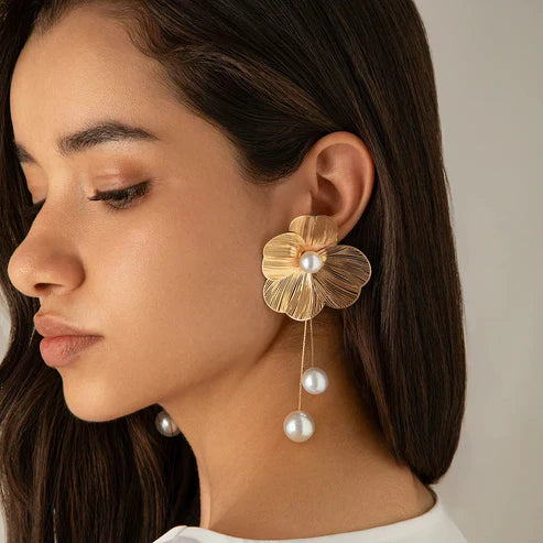 Pendientes de flores elegantes con perlas brillantes