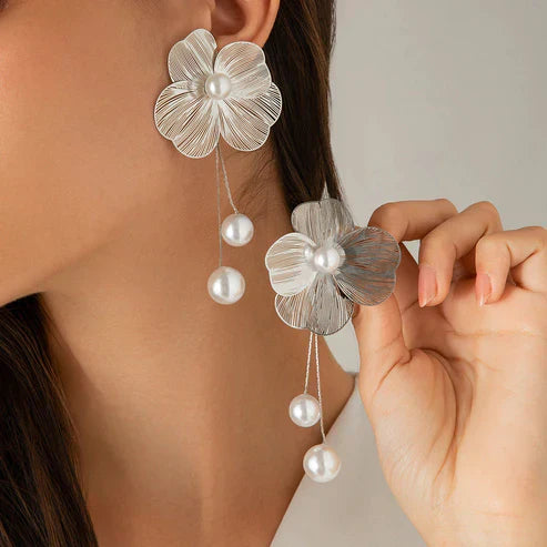 Pendientes de flores elegantes con perlas brillantes