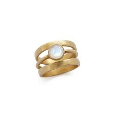 Anillo Vintage Dorado con Incrustación de Piedra de Luna