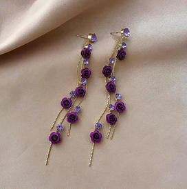 Elegantes pendientes colgantes de rosa morada con detalles de cristal brillante