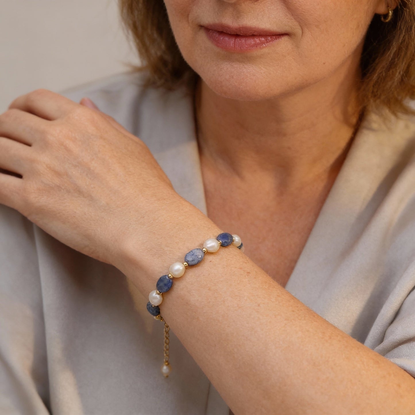 Elegante pulsera con perlas de agua dulce y piedras preciosas de sodalita