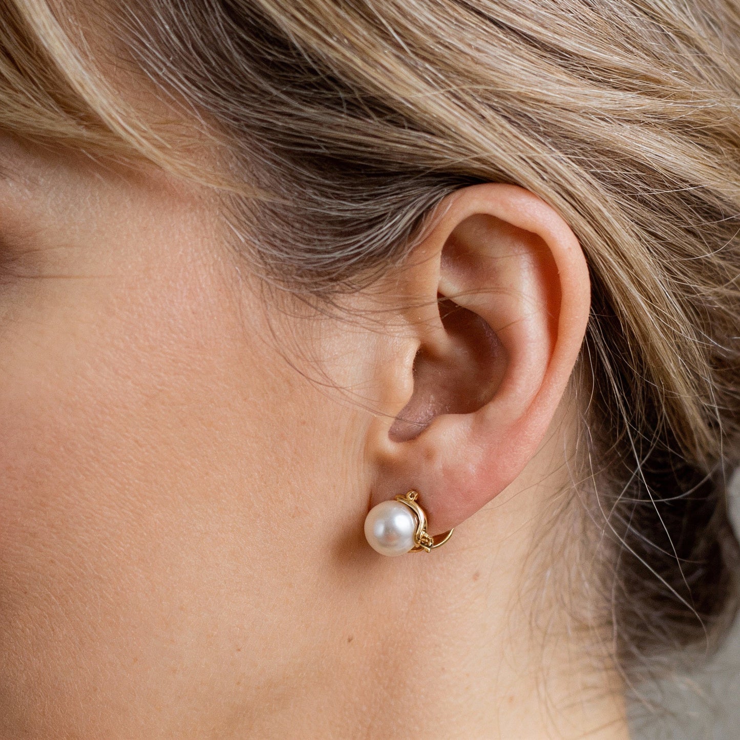 Pendientes de perlas elegantes con delicados cierres