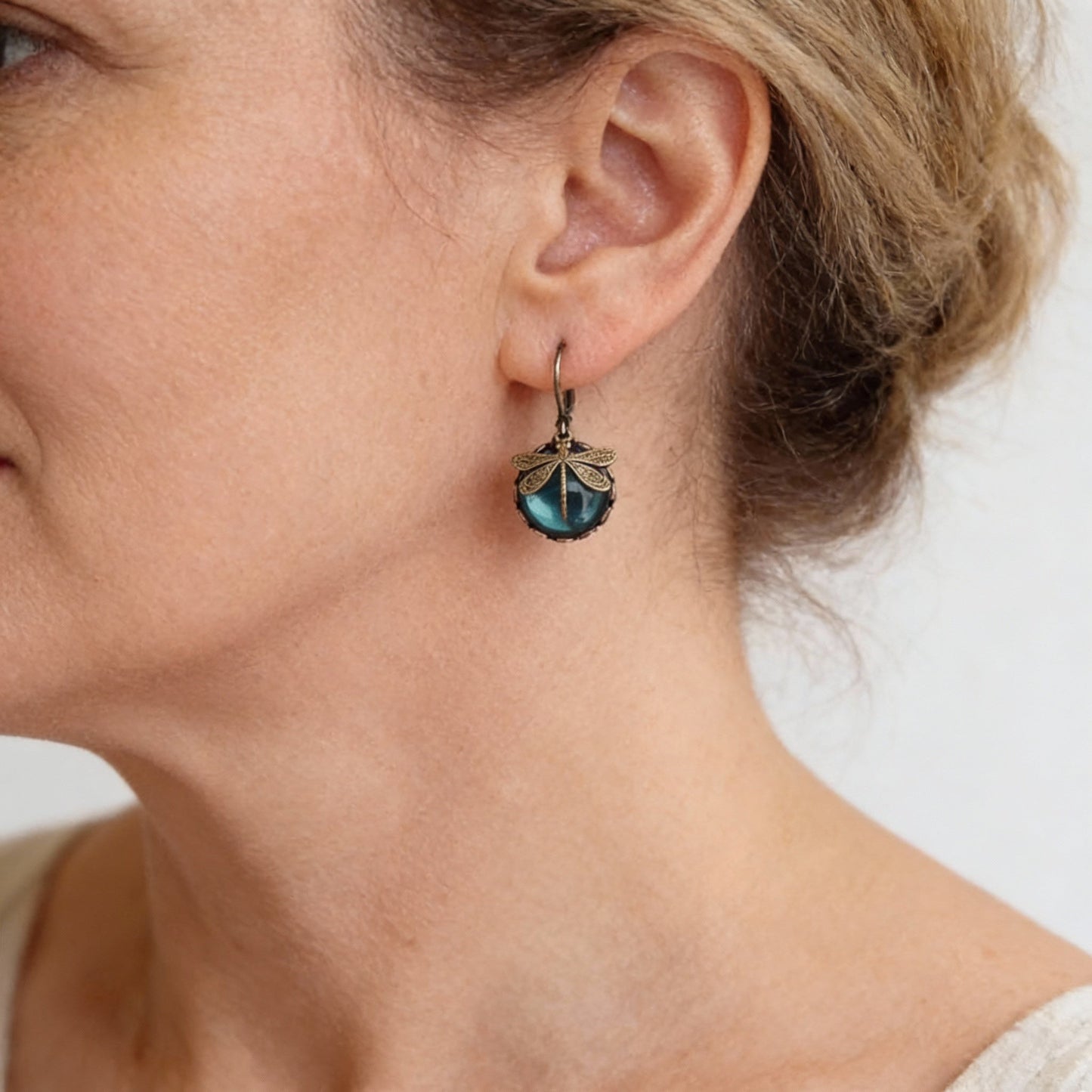Pendientes de libélula de bronce antiguo con bolas de cristal de colores