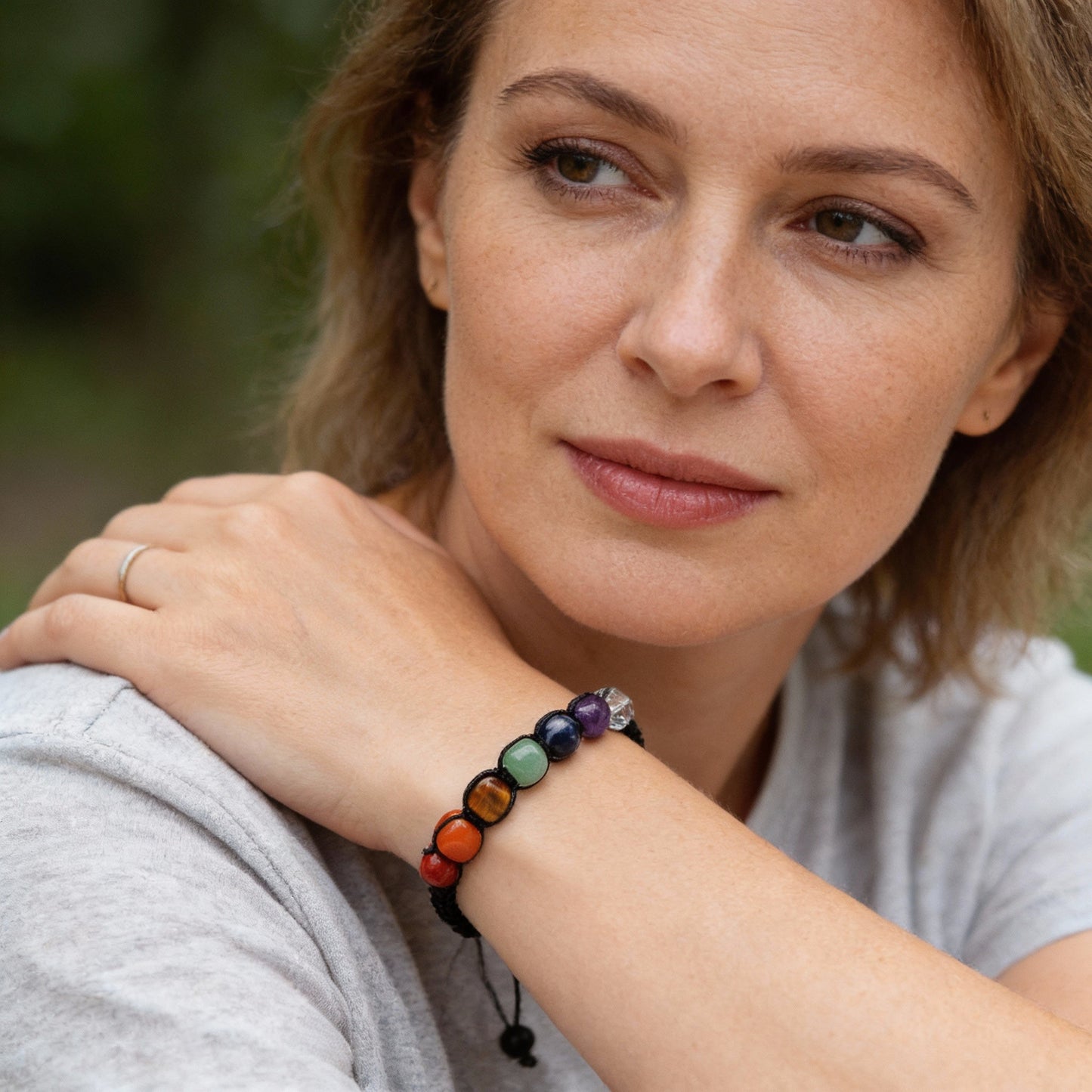 Pulsera de chakras hecha a mano con piedras naturales y cordón de macramé ajustable