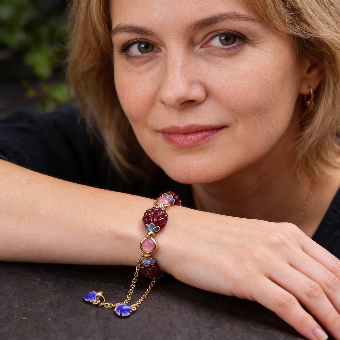 Exquisita pulsera de granadas con cuarzo rosa y esmalte azul