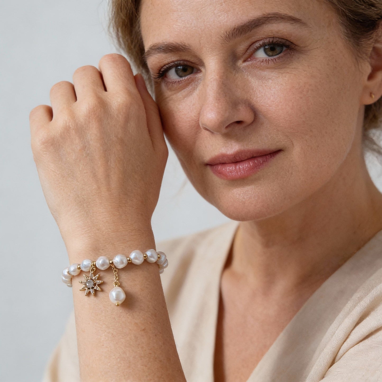 Elegante pulsera de perlas de agua dulce con brillantes estrellas y collar de perlas