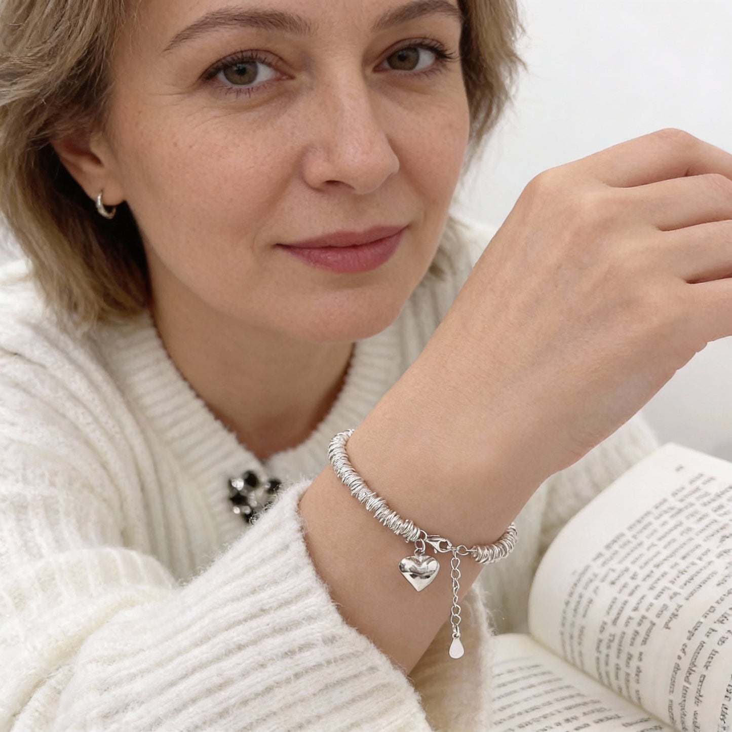Elegante pulsera con collar de corazón y diseño resort en espiral