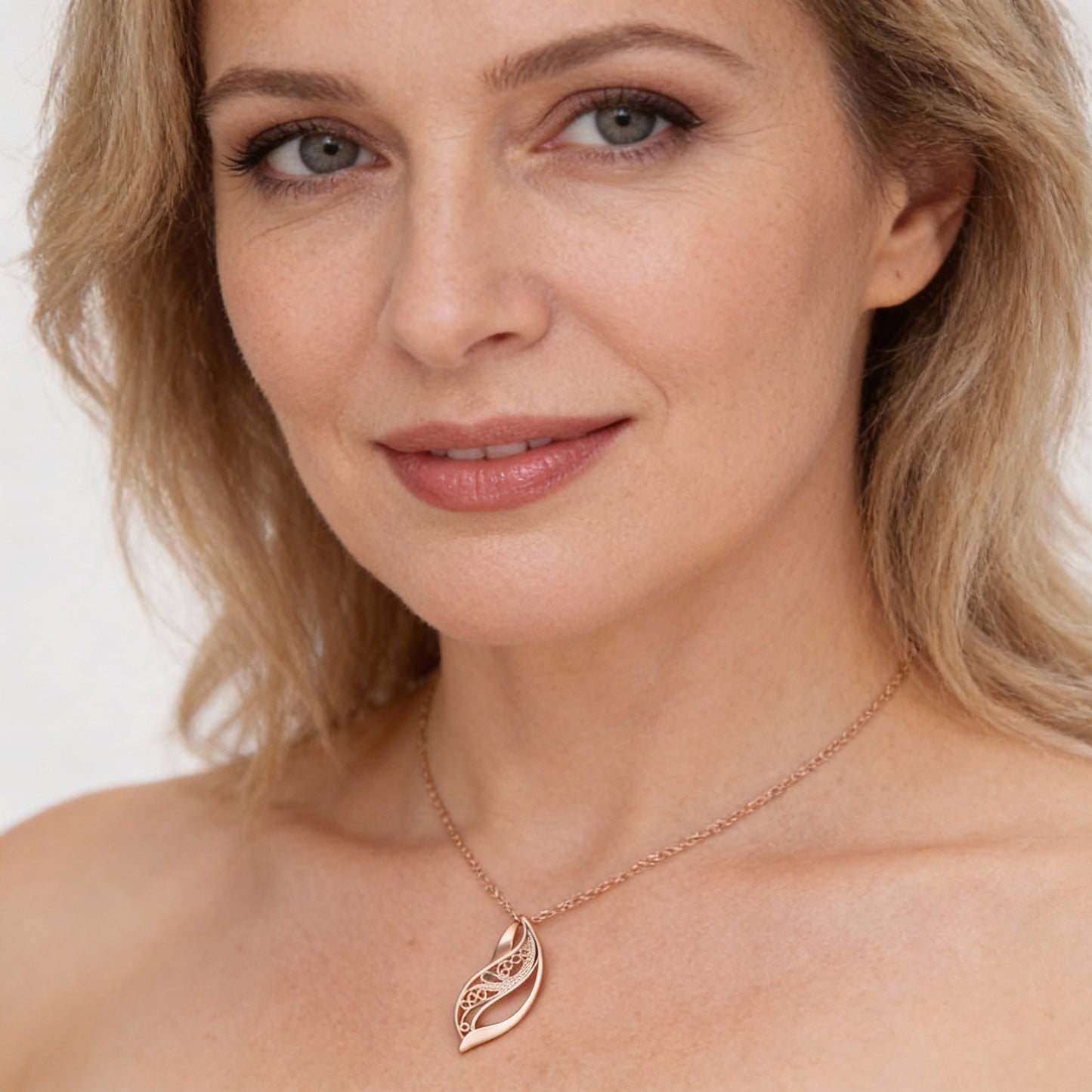 Delicado collar de hojas con un delicado patrón para una elegancia elegante