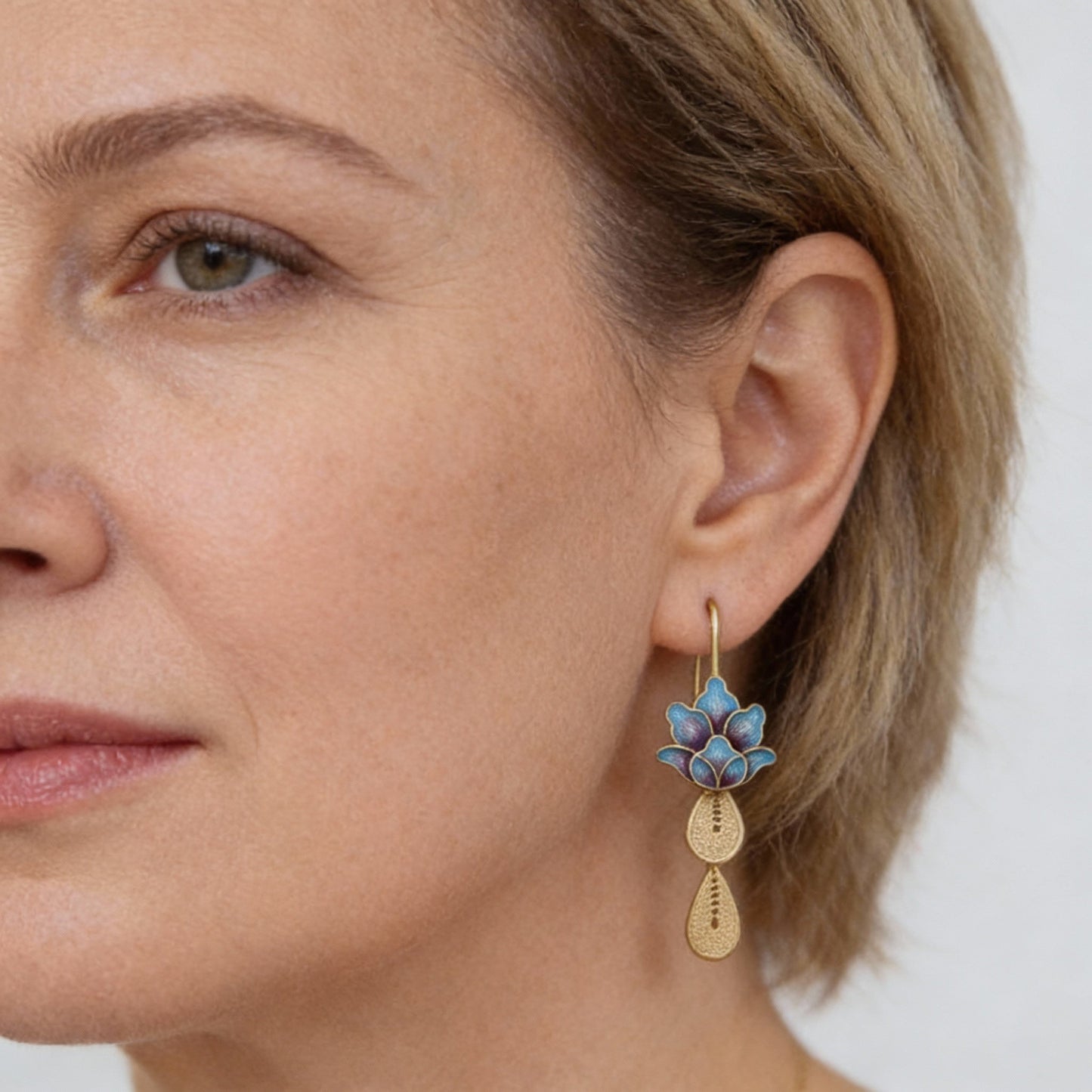 Pendientes boho de flor de loto con detalles en esmalte azul