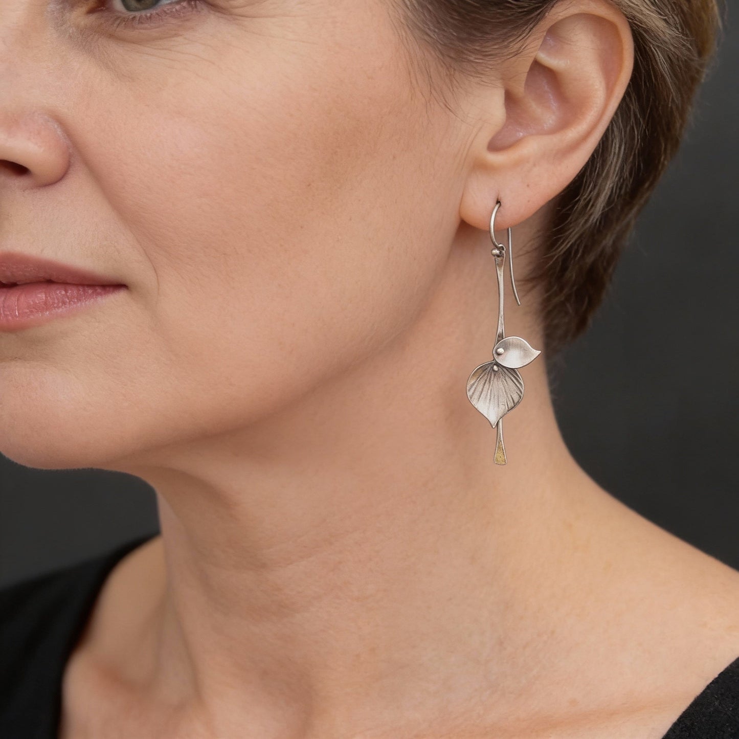 Pendientes de hojas hechos a mano con un elegante diseño natural