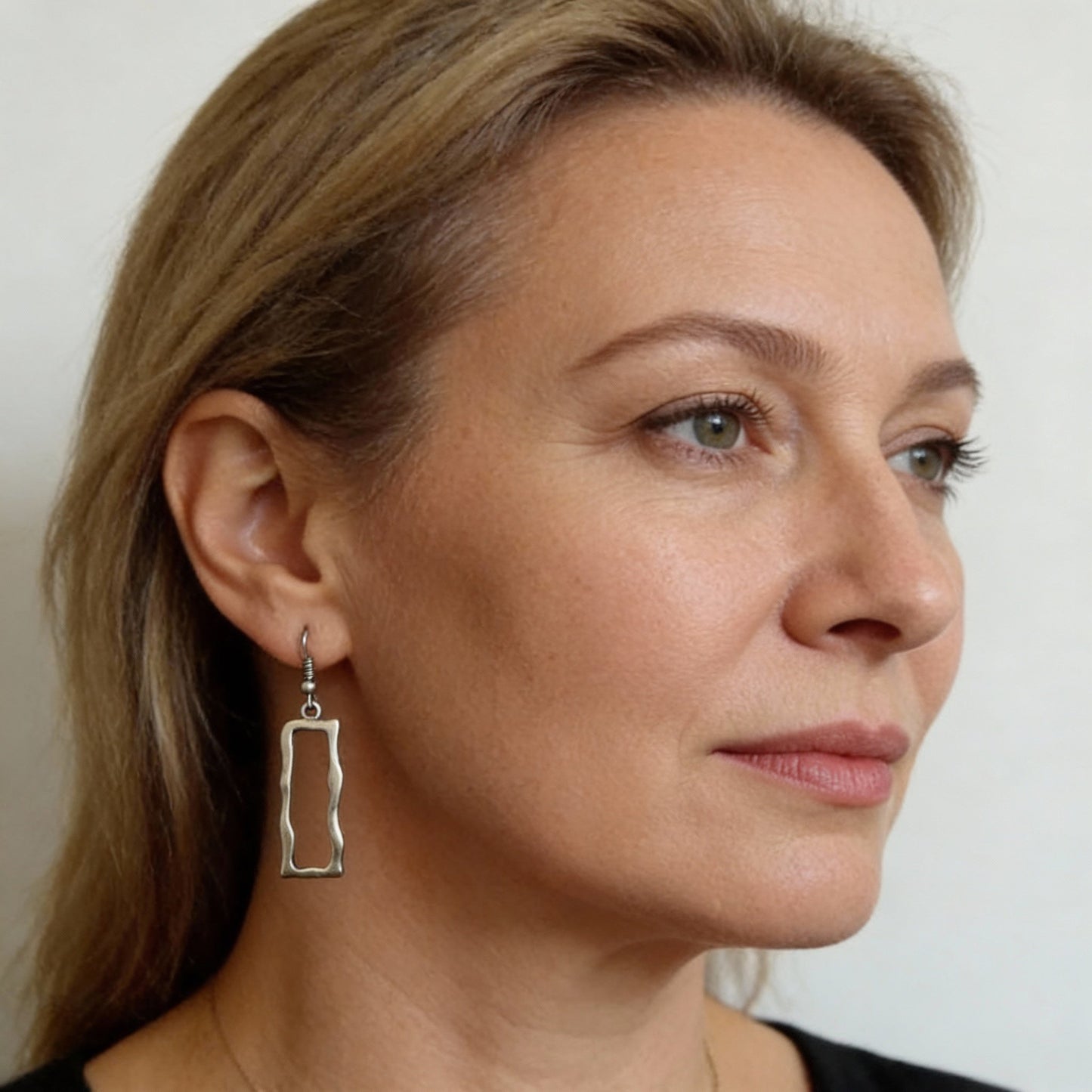 Pendientes geométricos modernos con acabado antiguo de look boho