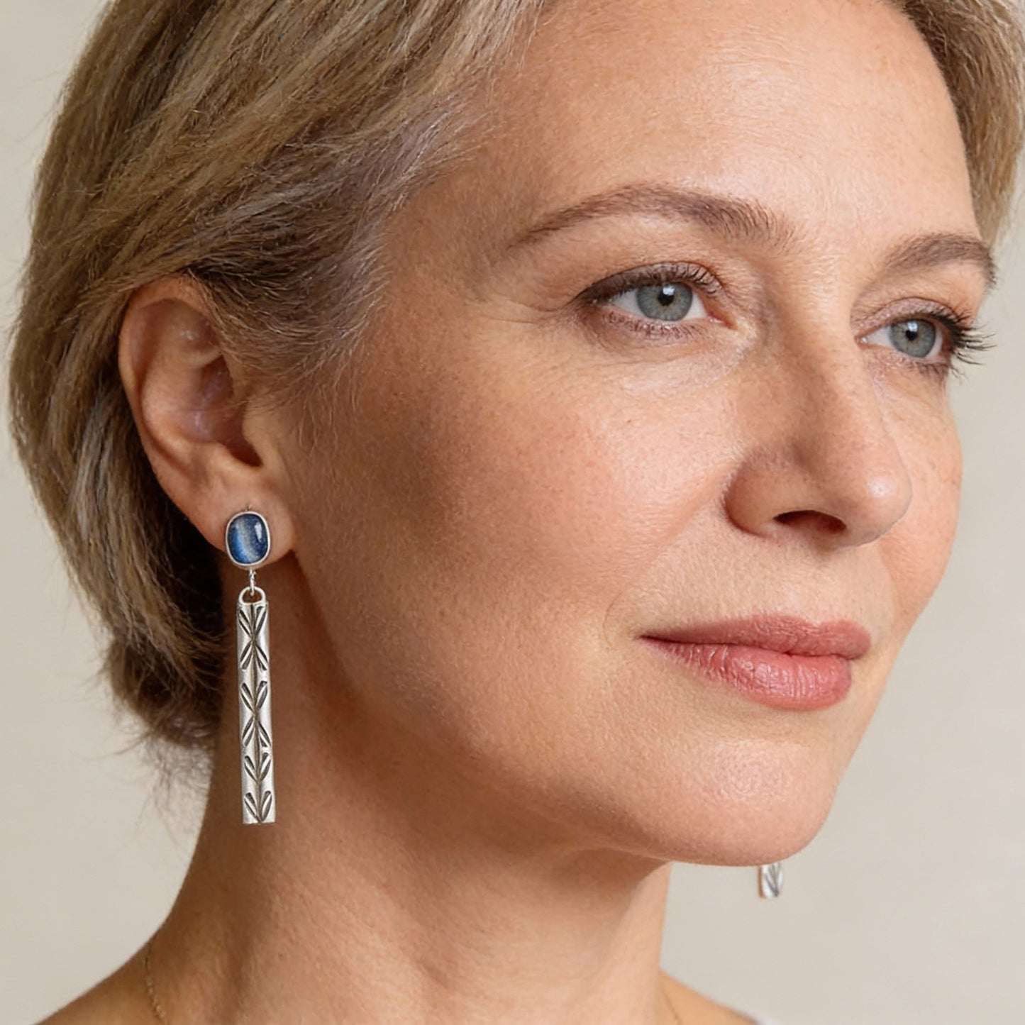 Elegantes pendientes de cianita con diseño de barra grabada