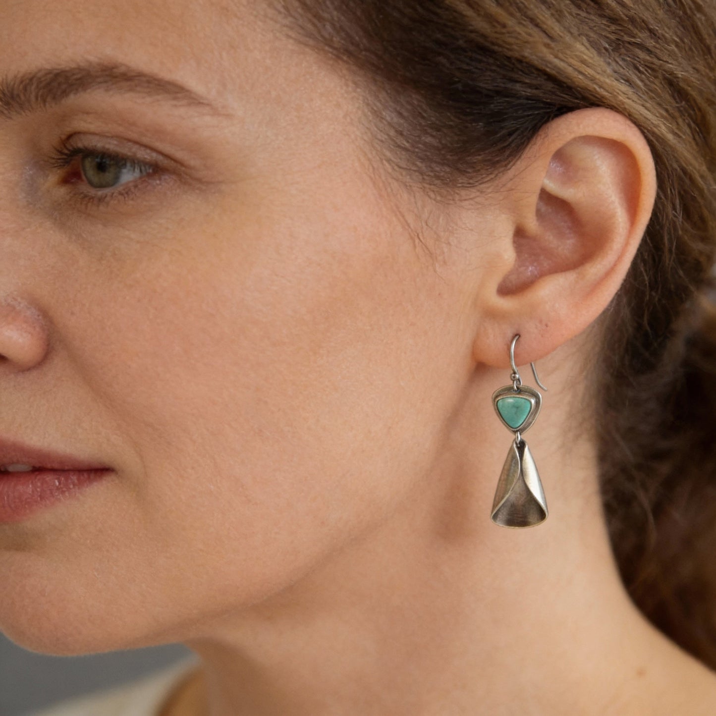 Pendientes bohemios de color turquesa con un elegante diseño de lágrima