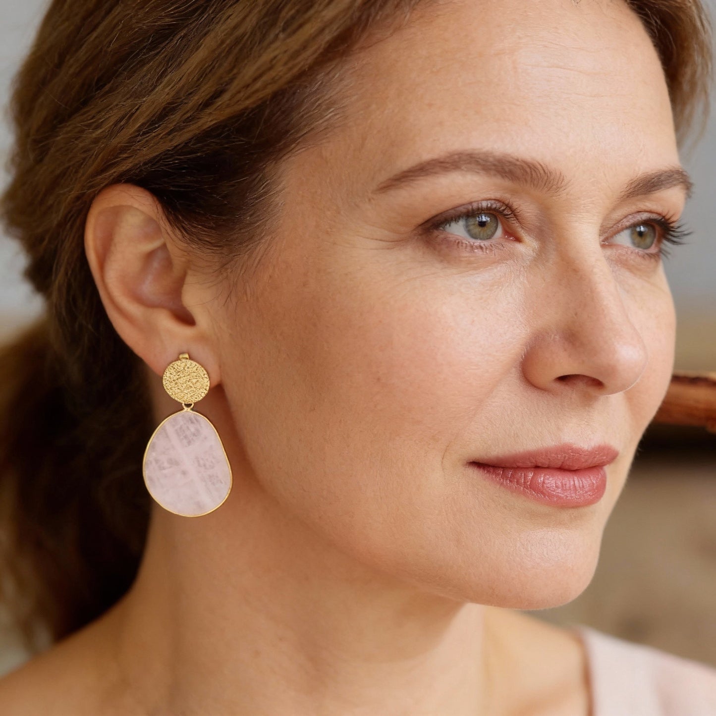Elegantes pendientes de cuarzo rosa con colgante estructurado