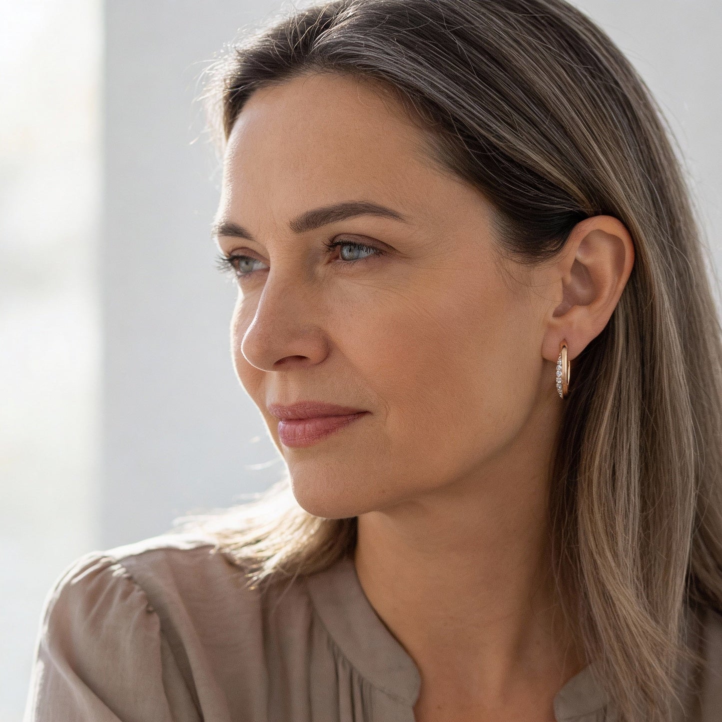 Pendientes de aro elegantes y delicados con brillantes cristales de circonita para mujer