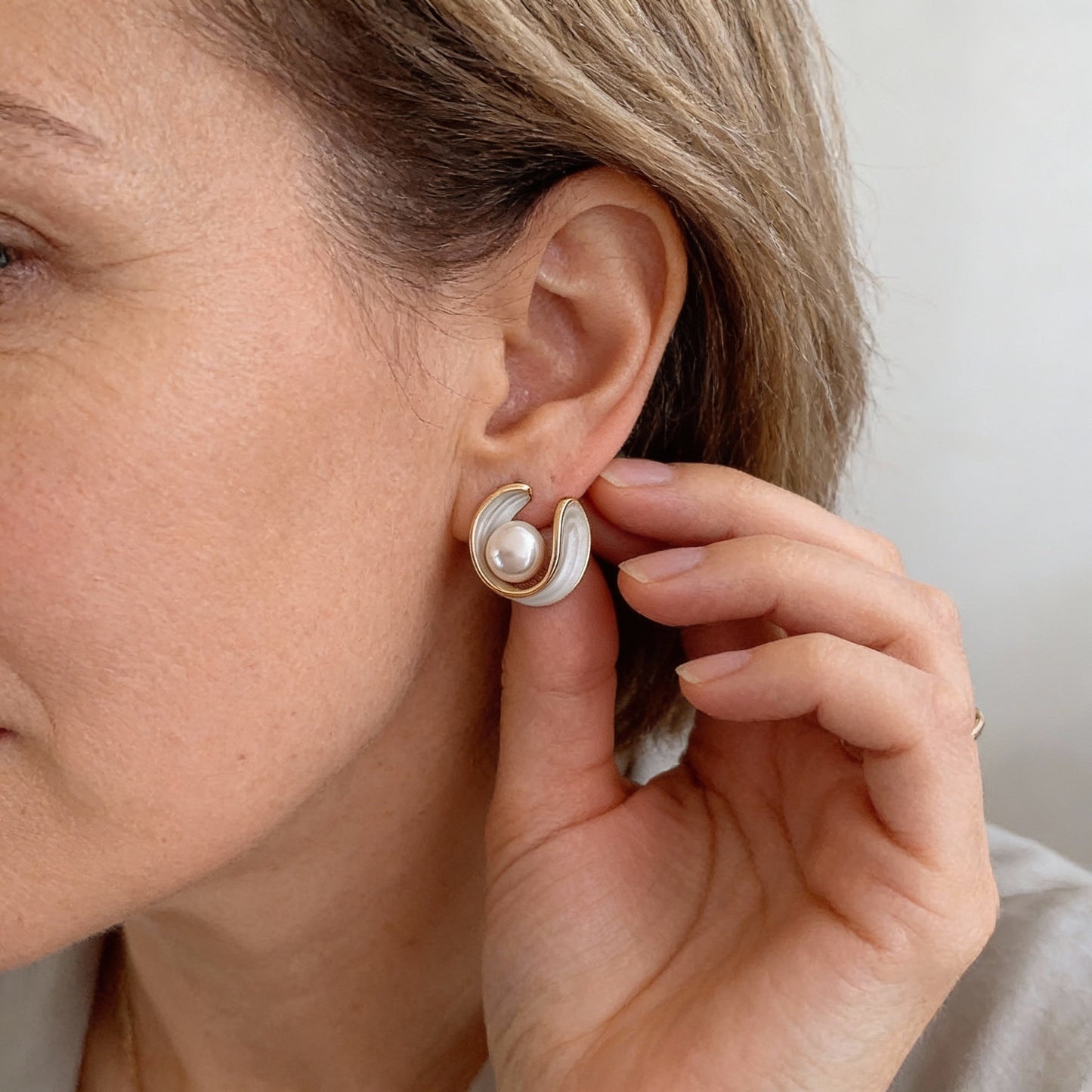 Pendientes elegantes con perlas y esmalte blanco