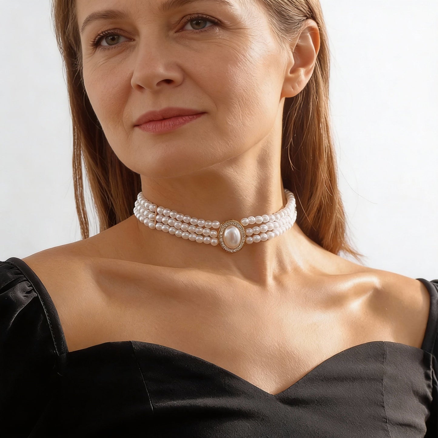 Elegante gargantilla de tres hileras de perlas con colgante ovalado de strass