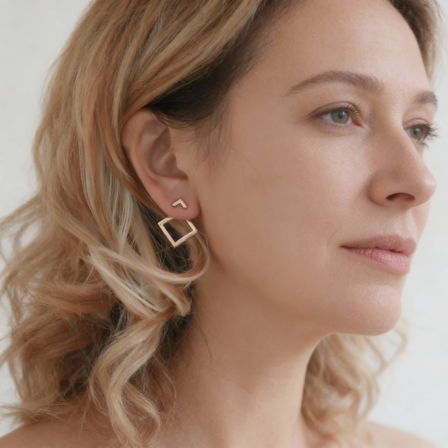 Pendientes geométricos de moda con diseño de cuadrado y flecha