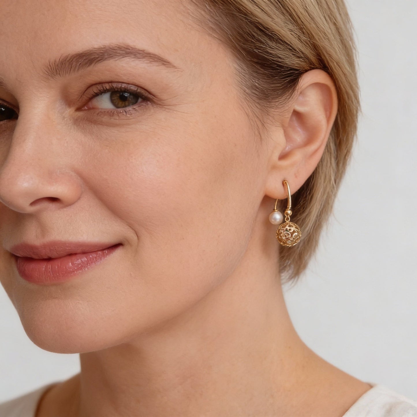 Pendientes de perlas elegantes con colgantes artísticos de bolas y circonitas brillantes