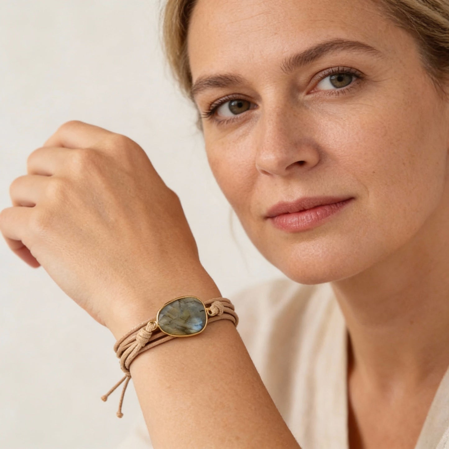 Pulsera cruzada bohemia con labradorita facetada y banda símil cuero