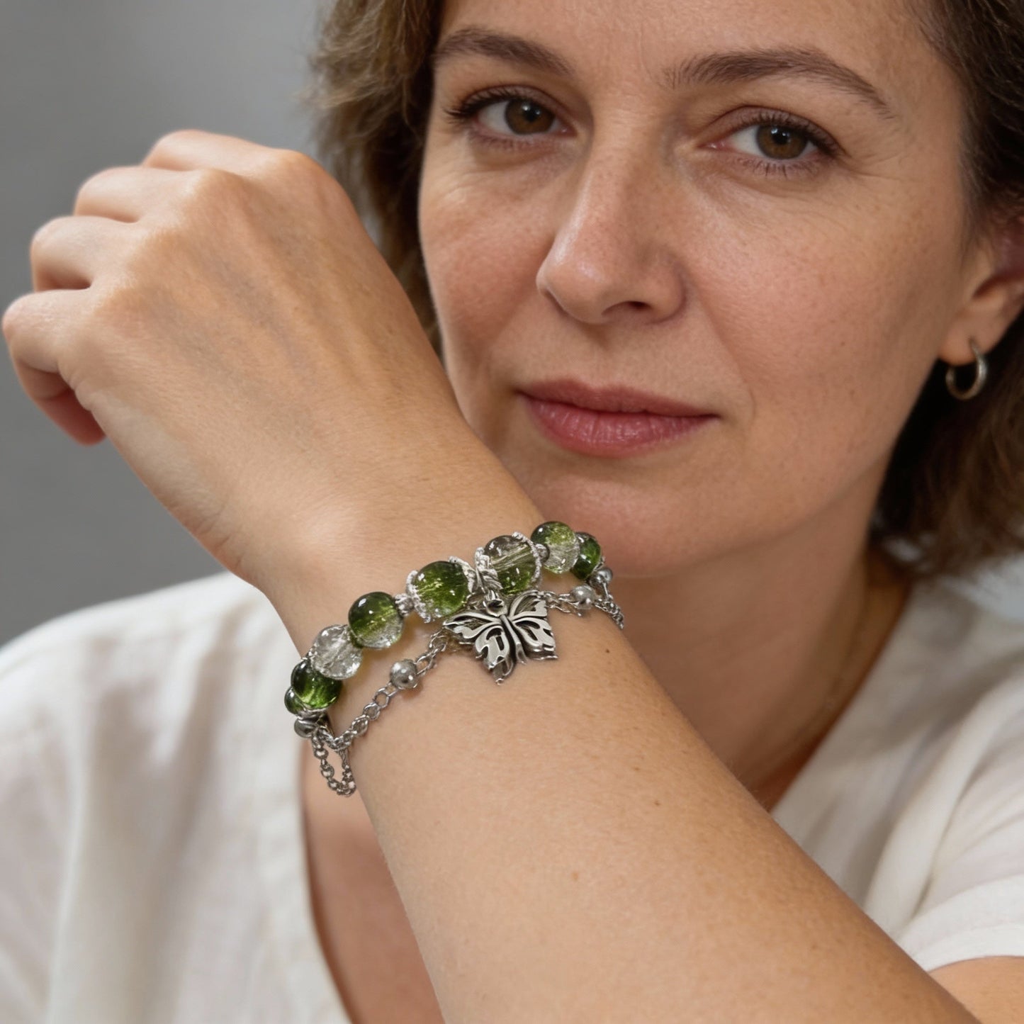 Pulsera de cuentas brillantes con colgante de cuarzo verde y mariposa