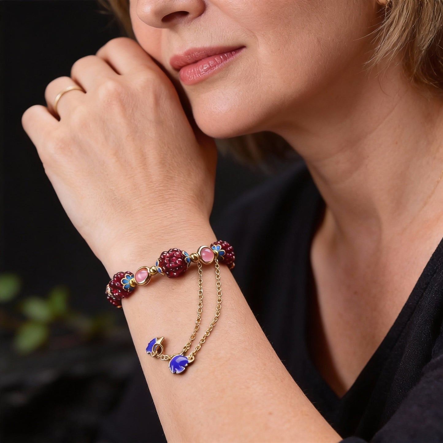 Exquisita pulsera de granadas con cuarzo rosa y esmalte azul