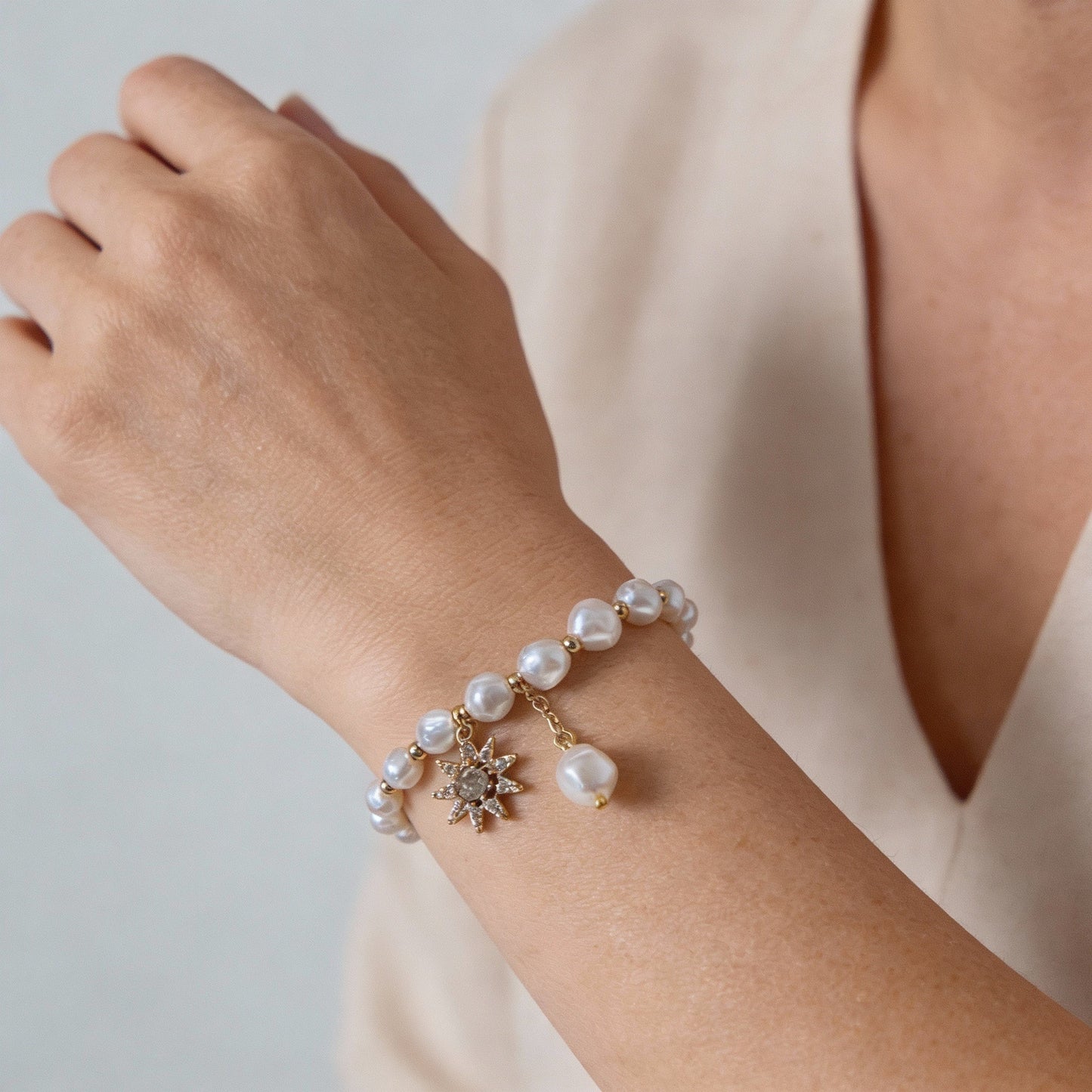 Elegante pulsera de perlas de agua dulce con brillantes estrellas y collar de perlas