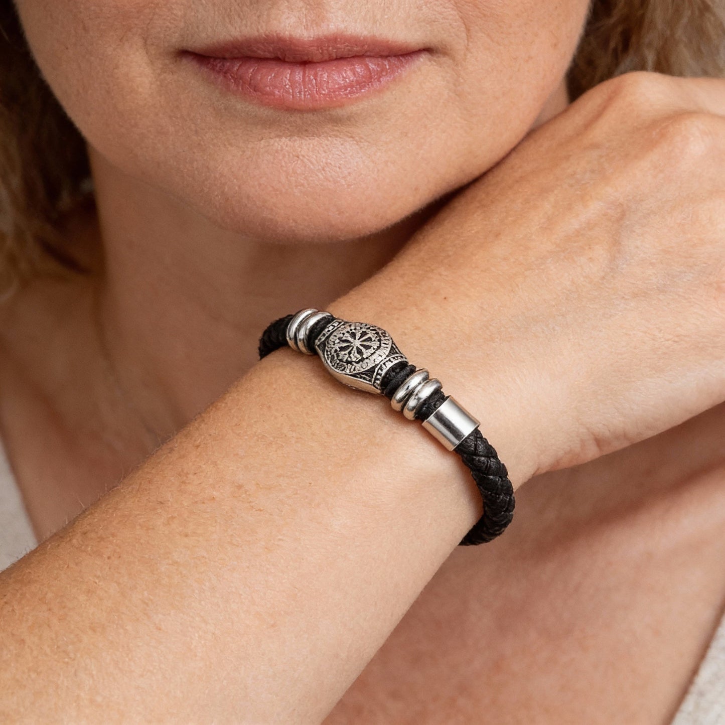Pulsera de cuero trenzado con brújula vikinga y acero inoxidable mate