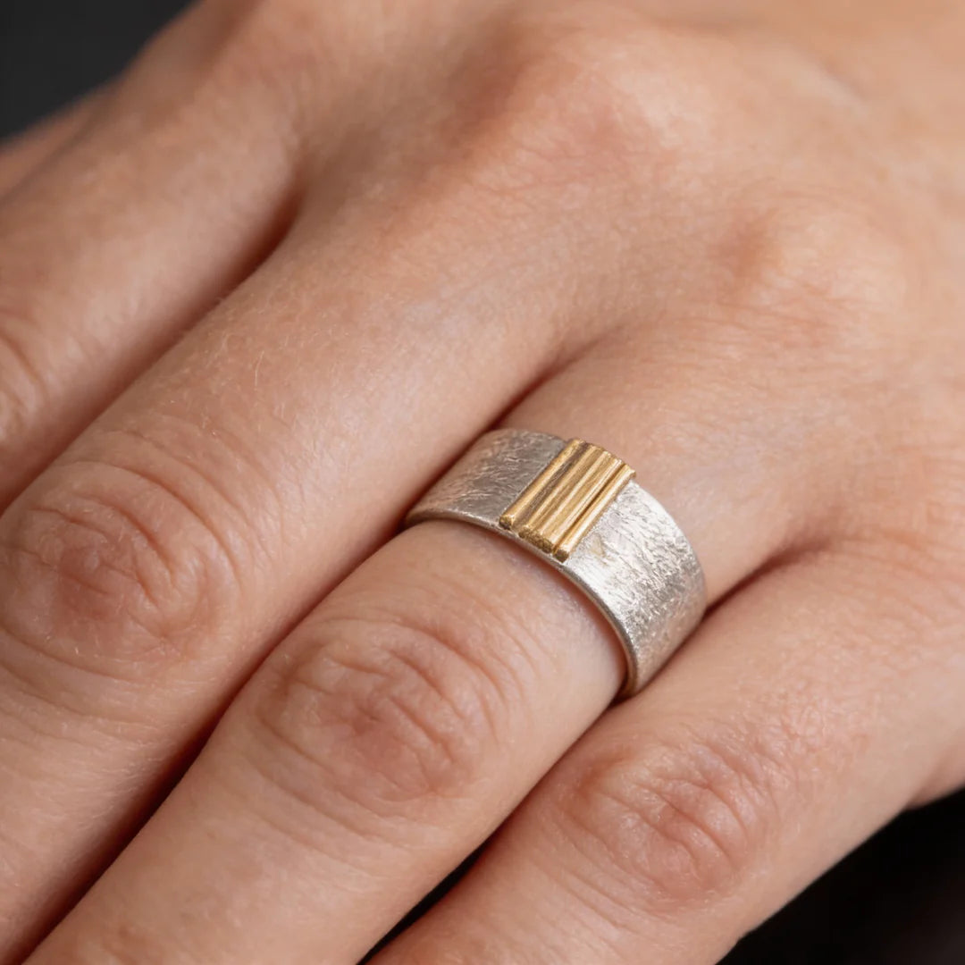 Anillo Vintage de Acero Inoxidable con Detalles Dorados