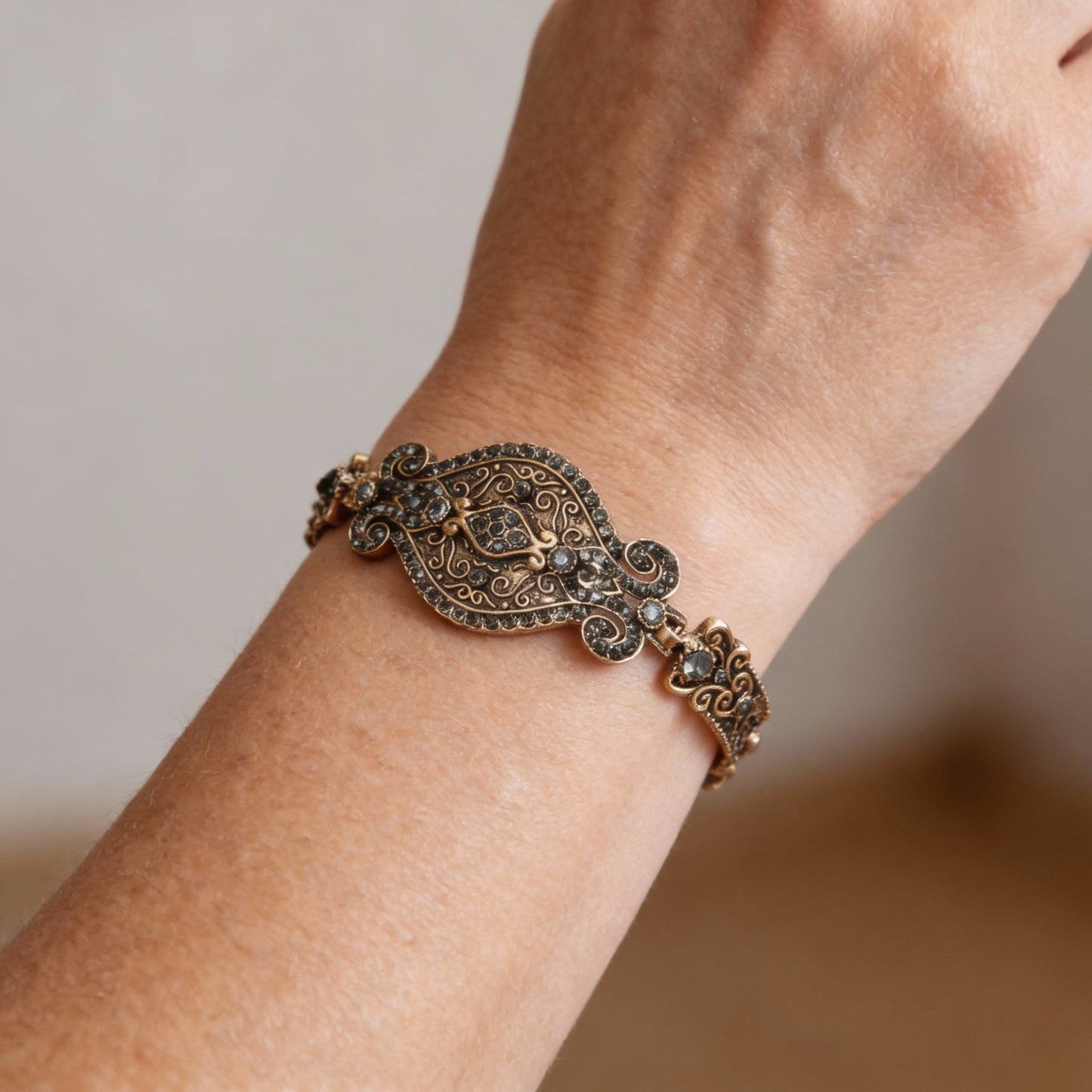 Pulsera antigua con adornos de filigrana y cristales negros