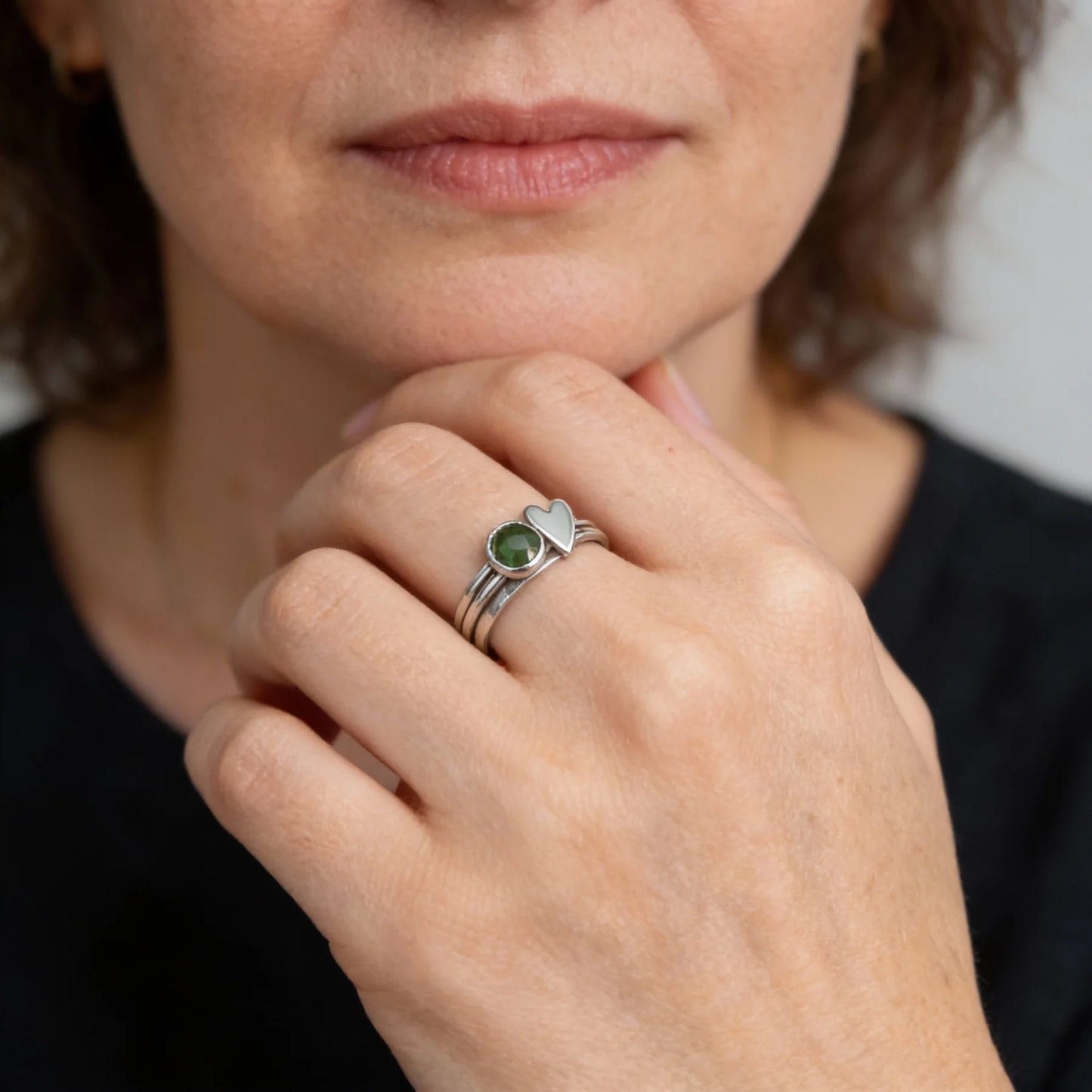 Anillo de Corazón con Piedra Verde - Plata de Ley