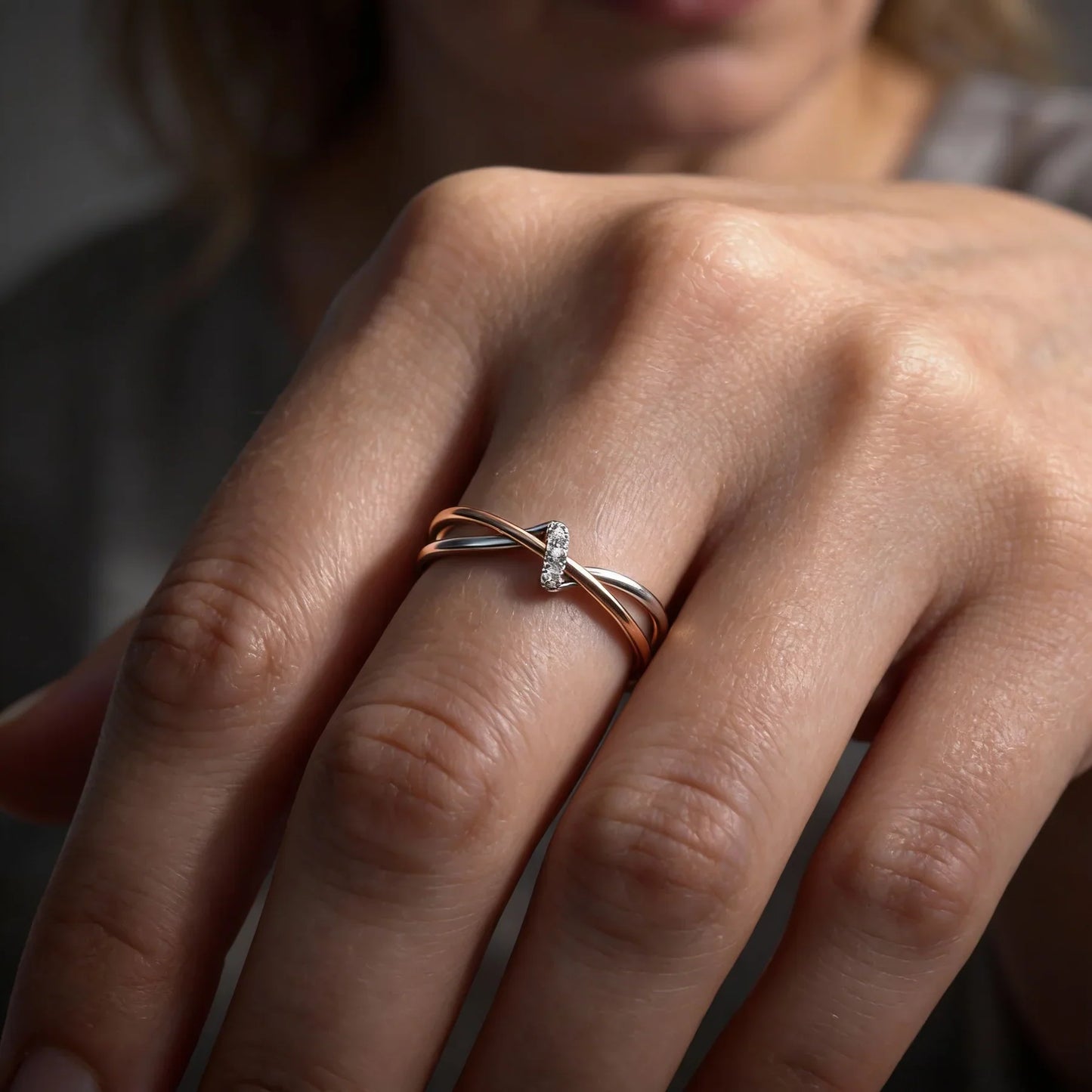 Elegante anillo de mujer de oro rosa y plata con diamantes
