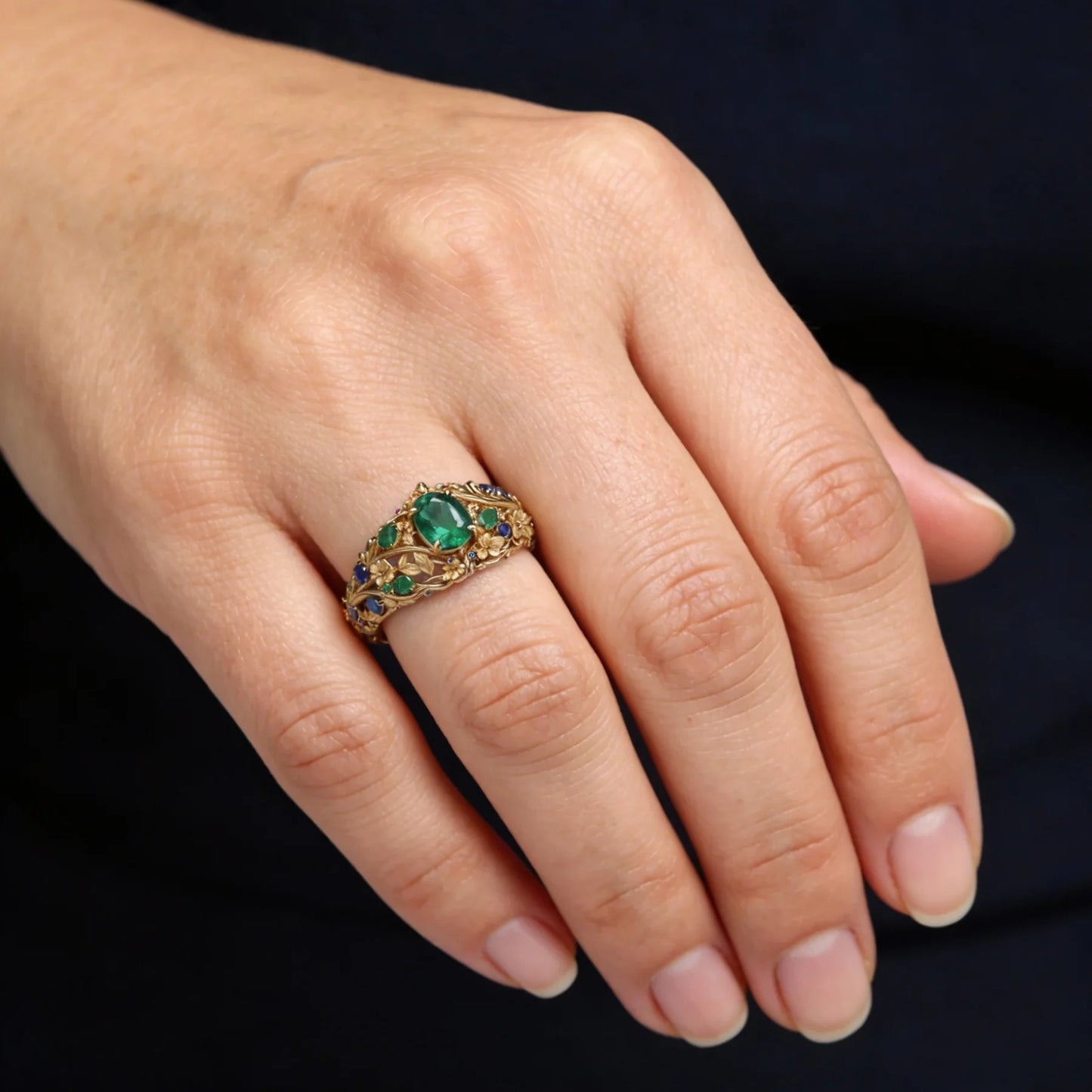 Anillo Floral de Lujo con Cristales Verdes y Azules