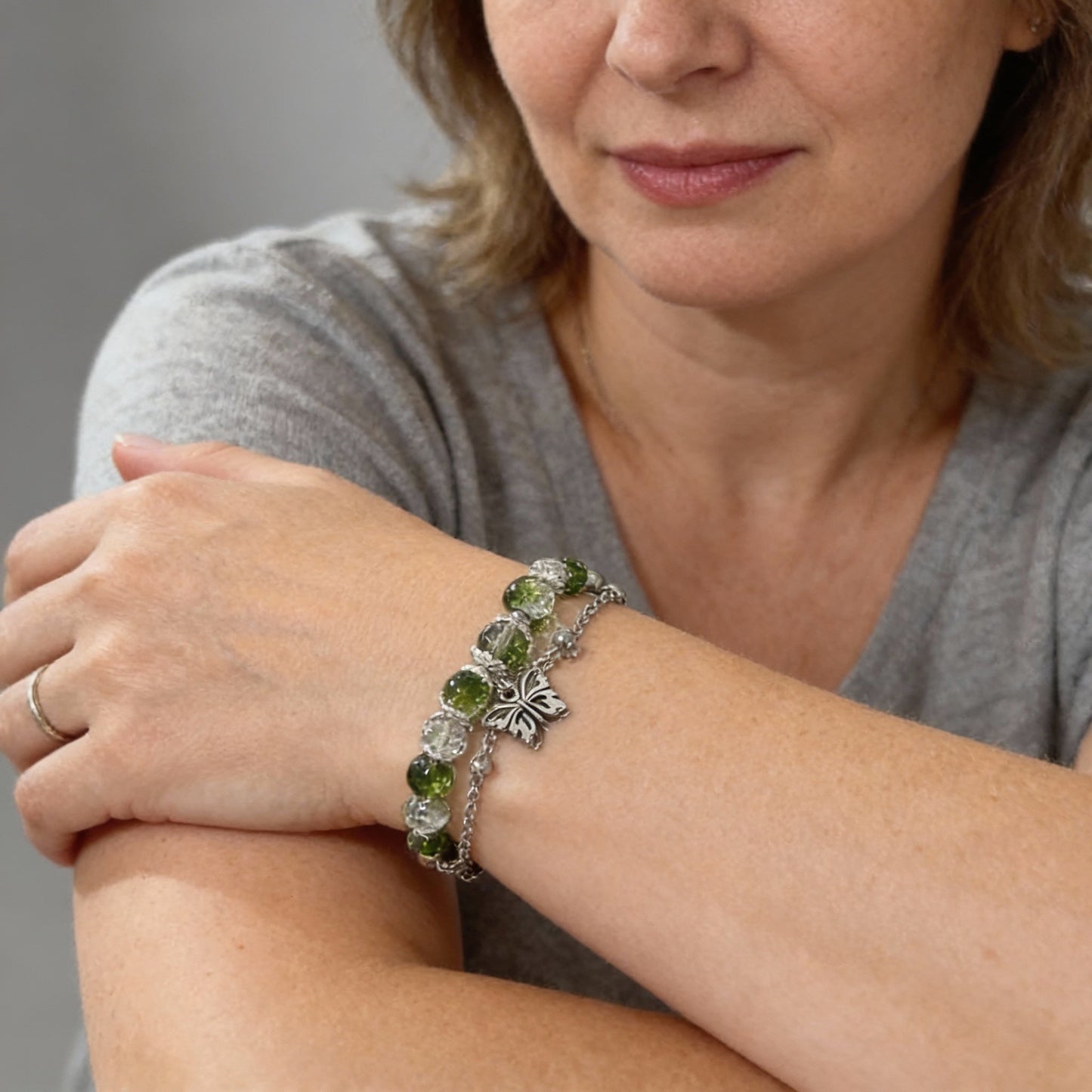 Pulsera de cuentas brillantes con colgante de cuarzo verde y mariposa
