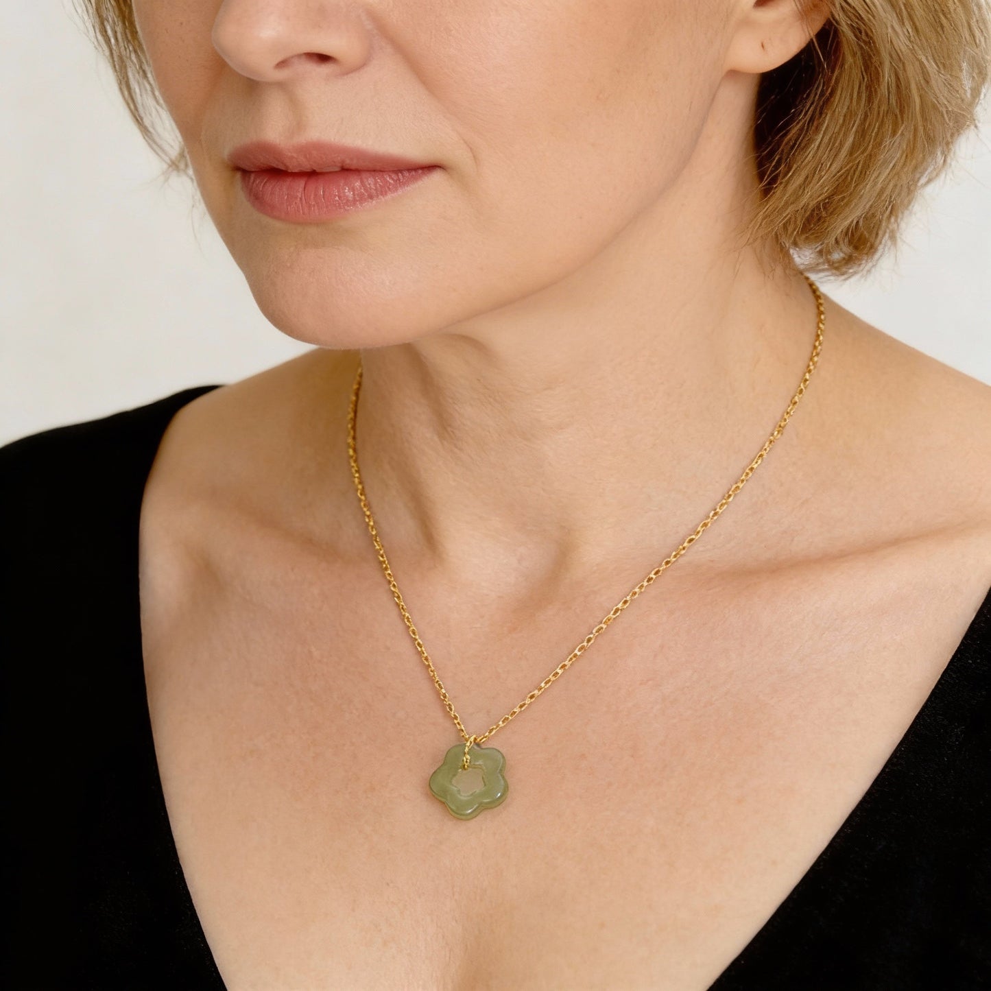 Elegante collar de mujer con colgante de flor de jade