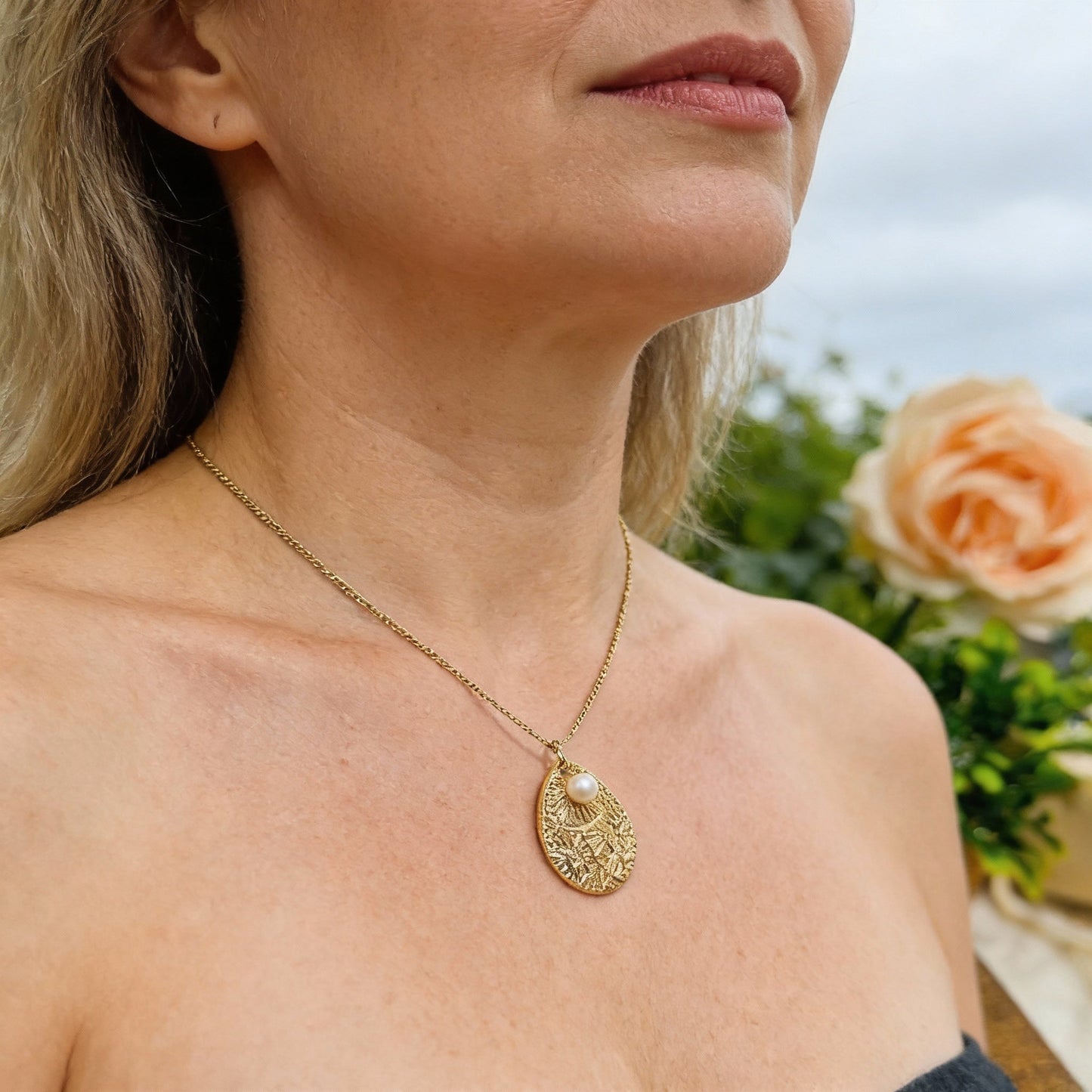 Collar de Perlas en Forma de Lágrima con Colgante de Concha de Filigrana