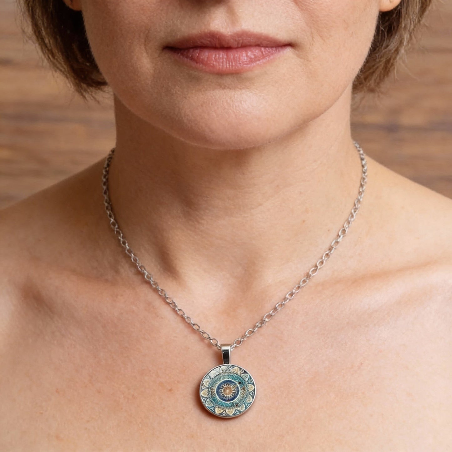 Collar con medallón de mandala de flores con patrones ornamentados