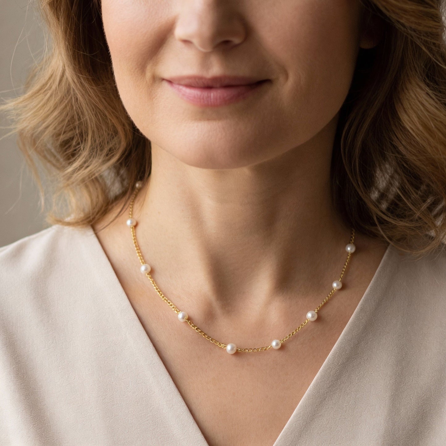 Collar elegante con auténticas perlas de agua dulce y cadena de eslabones brillantes