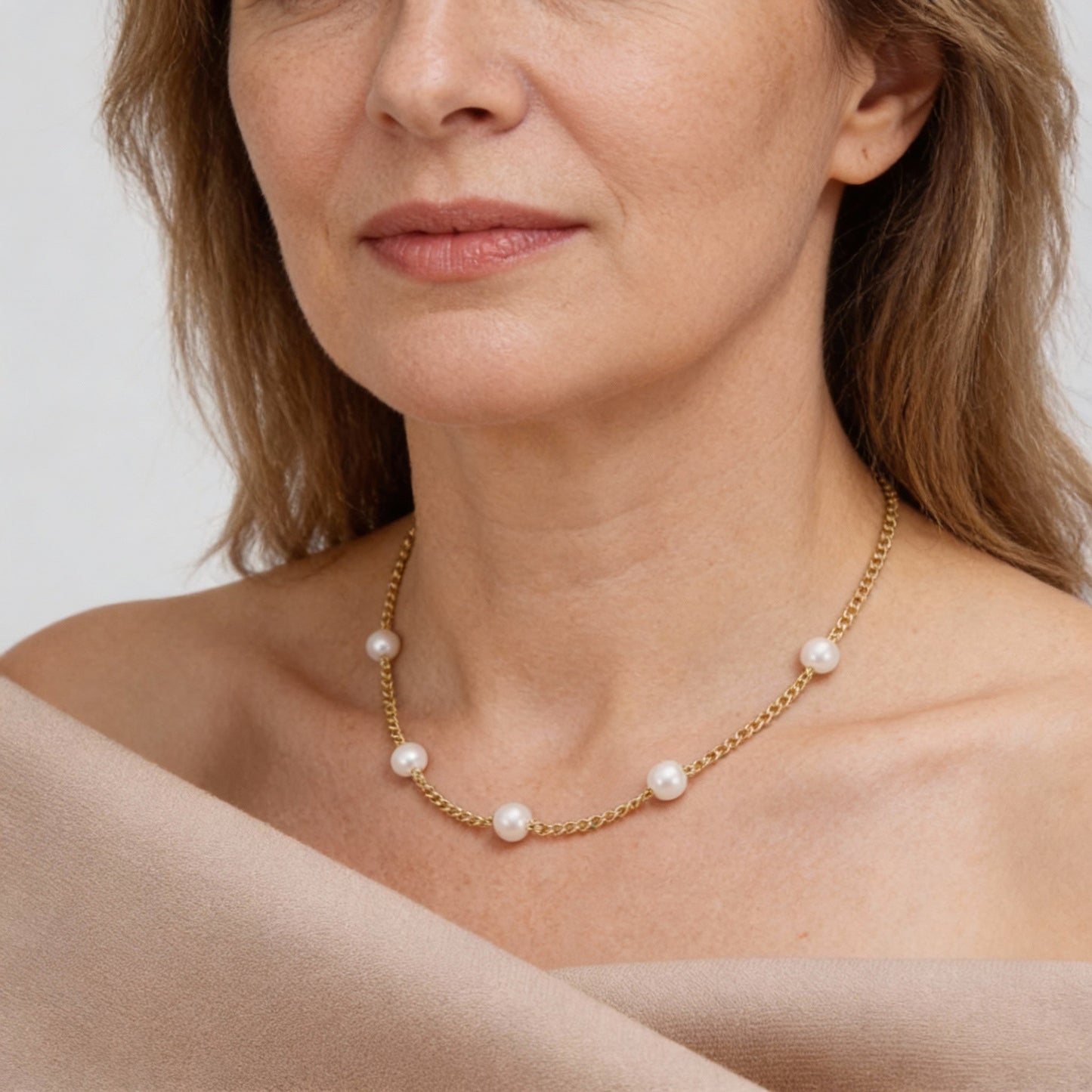 Collar elegante con auténticas perlas de agua dulce y cadena de eslabones brillantes