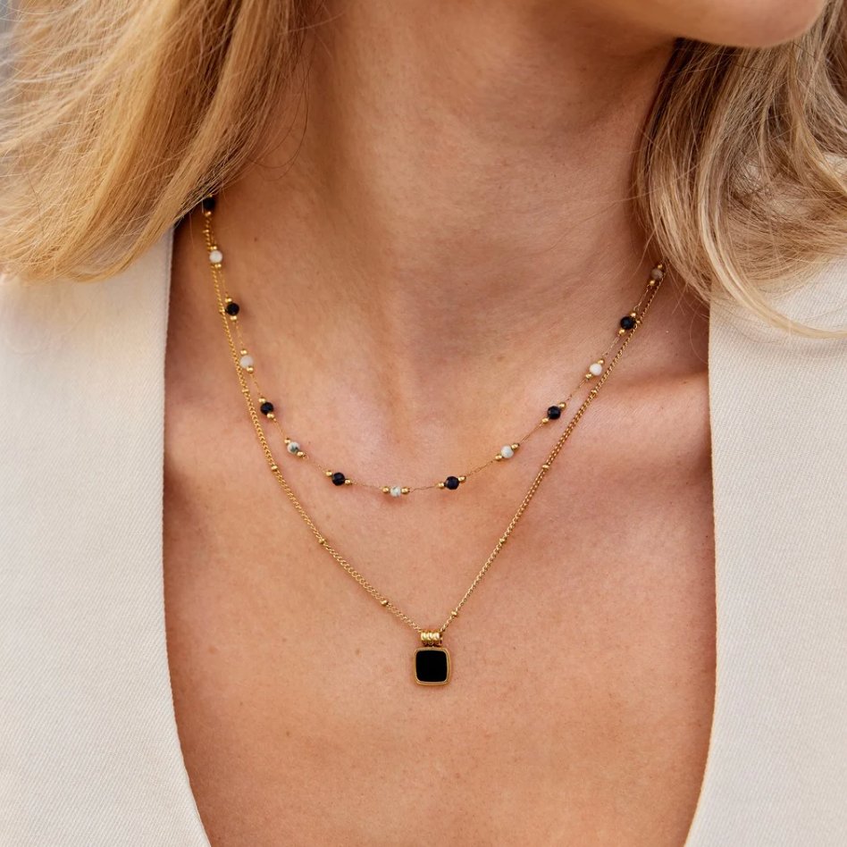 Collar elegante con colgante de piedra cuadrada negra