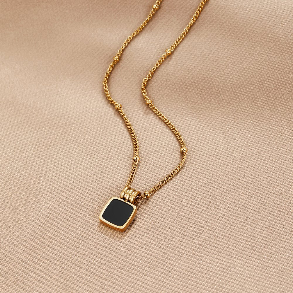 Collar elegante con colgante de piedra cuadrada negra
