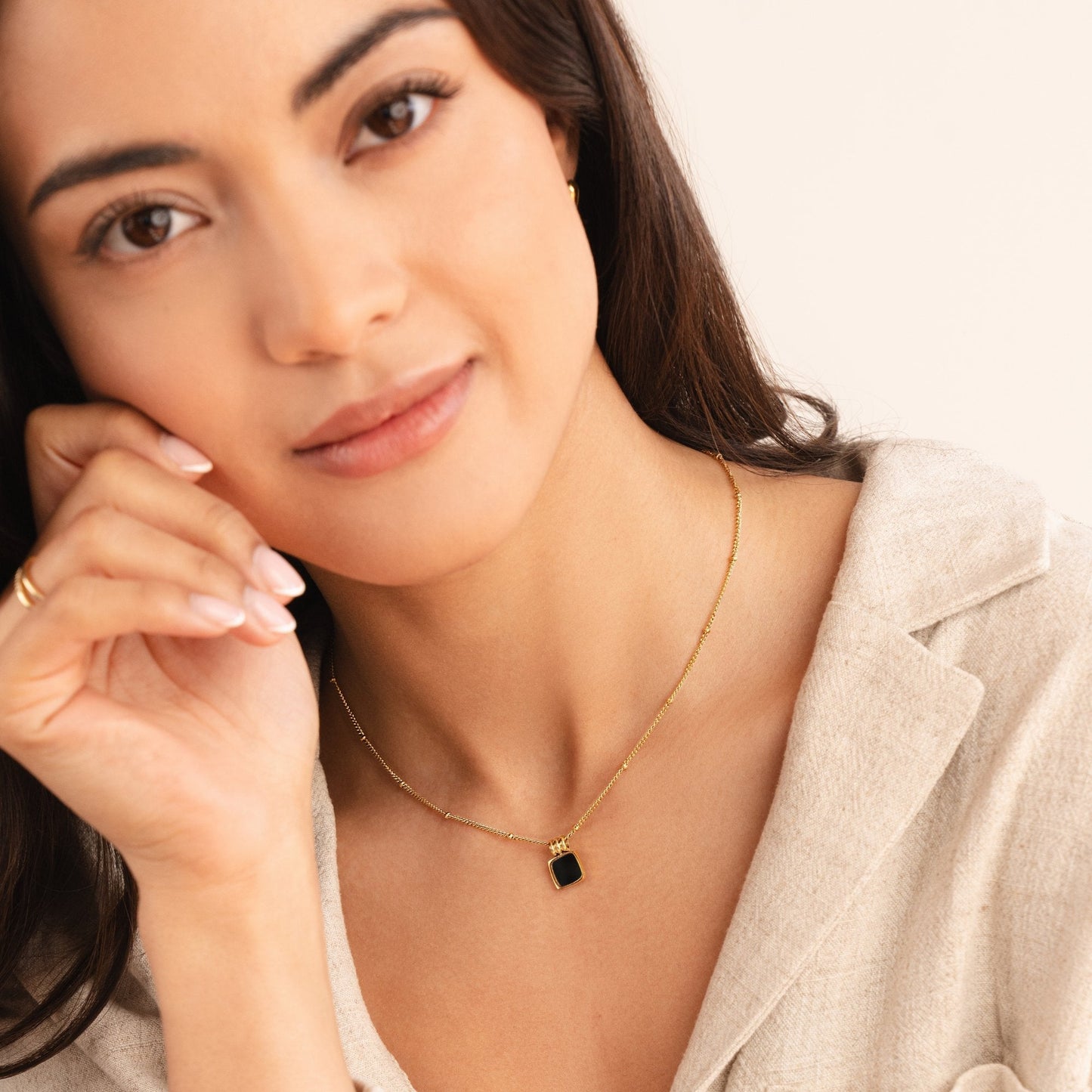 Collar elegante con colgante de piedra cuadrada negra