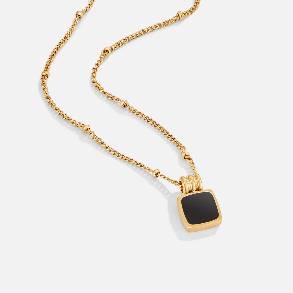 Collar elegante con colgante de piedra cuadrada negra