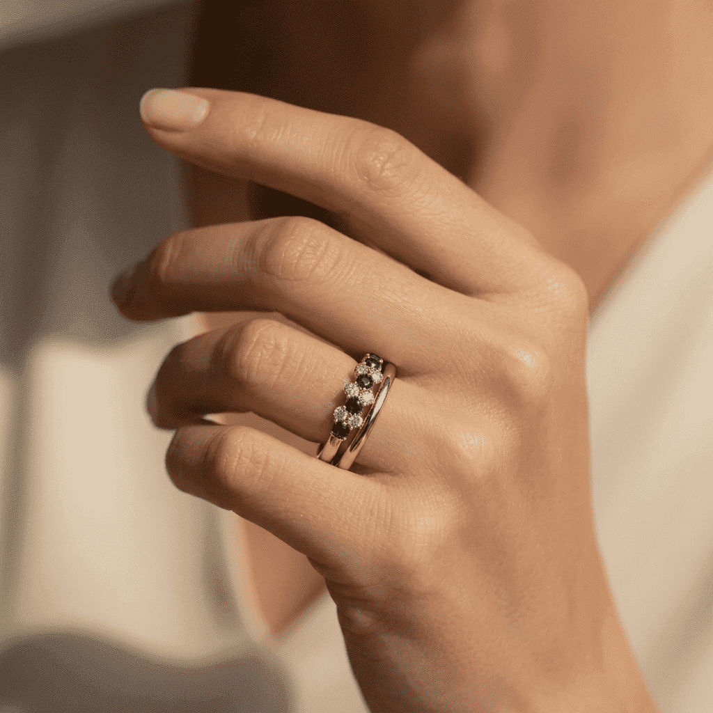 Anillo hecho a mano con zafiro y cristal