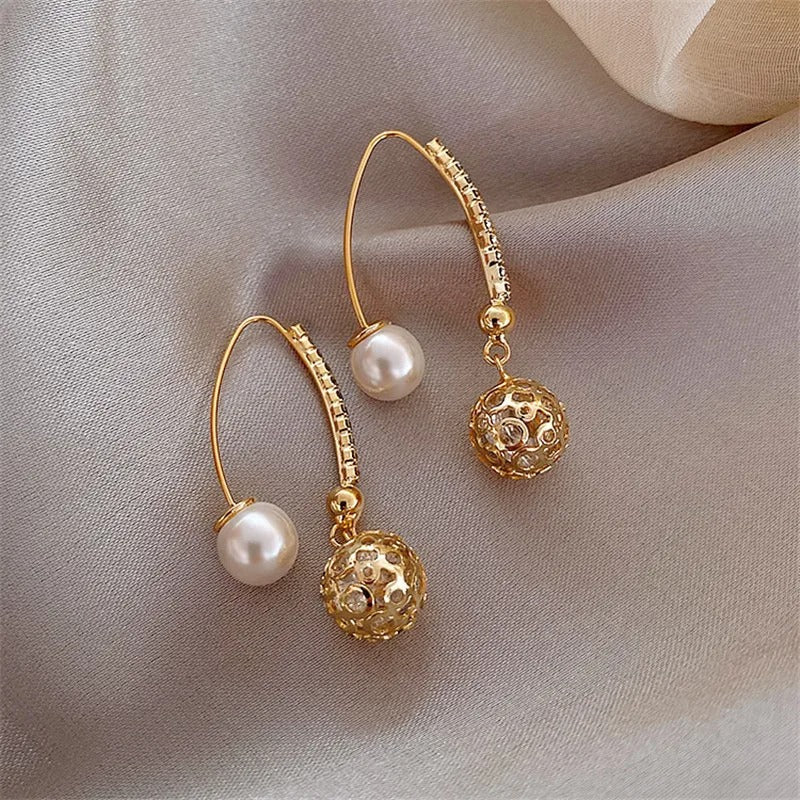 Pendientes de perlas elegantes con colgantes artísticos de bolas y circonitas brillantes