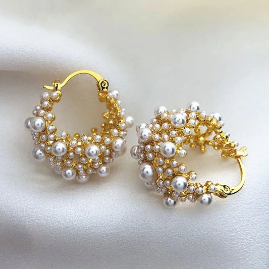 Pendientes de aro de perlas vintage con tono dorado brillante