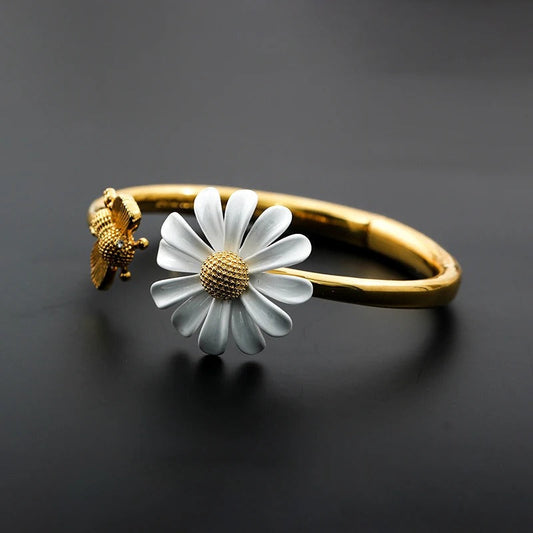 Encantador brazalete de margaritas y abejas con detalles florales