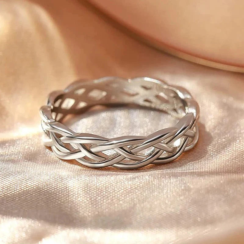 Anillo trenzado y retorcido